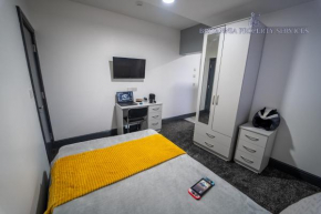 Spacious serviced studio with large kitchenette
